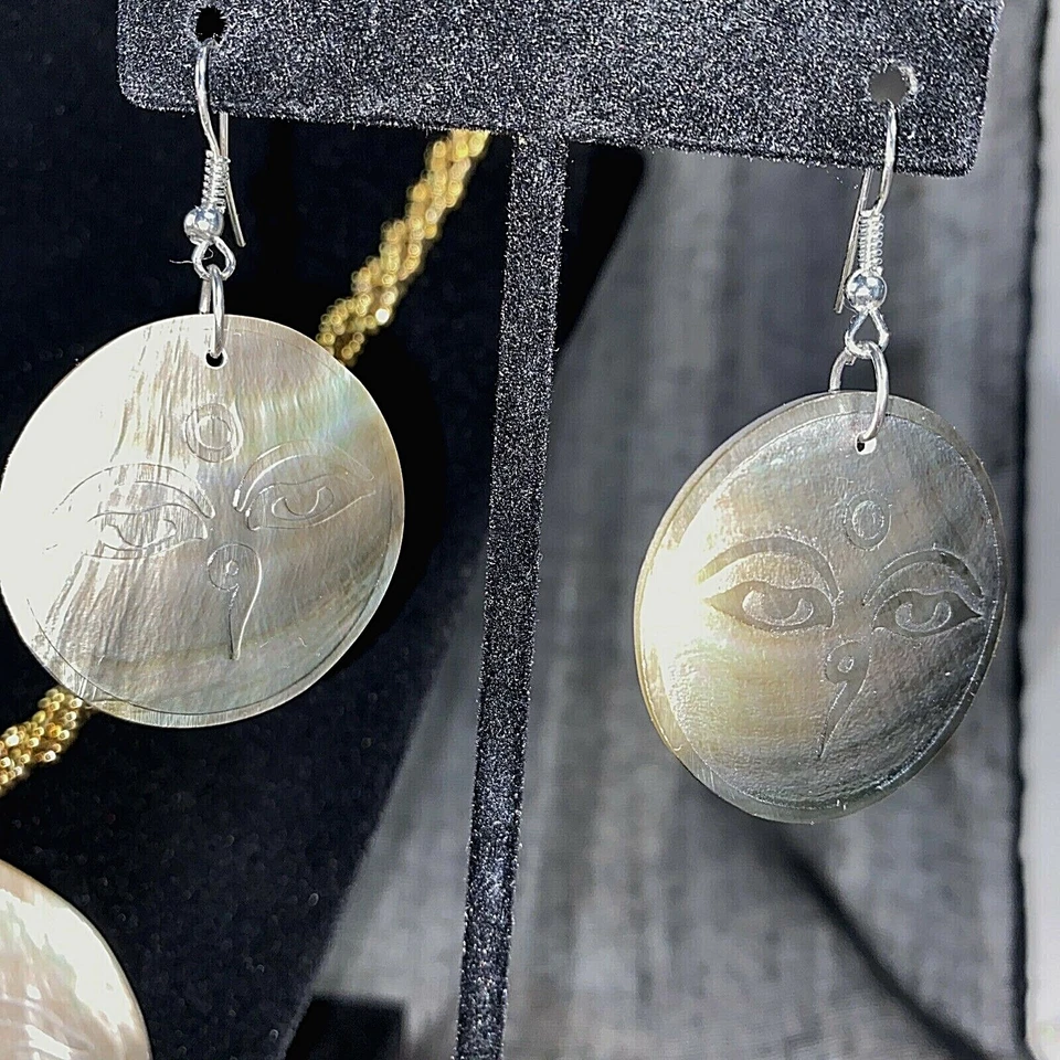 Collar, pulsera y pendientes con cuentas con acabado de madreperla y latón cara luna Foto 4 de 4