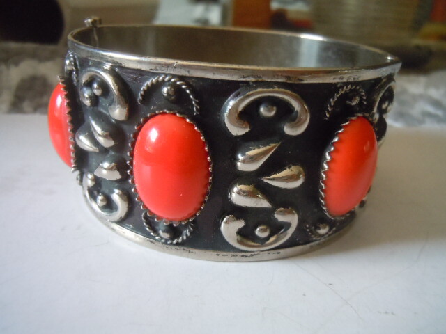 Vintage silver tone hinged embossed bracelet cora… - image 4