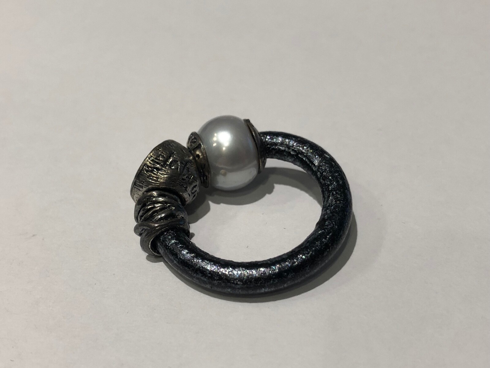 Nuevo Anillo Ring - LA BRUIXETA - Plata, Cuero & Perla - Talla 15