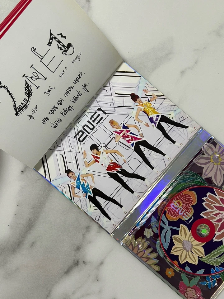 2NE1 [всем] 1-й альбом компакт-диск + фотокнига (2010) - Изображение 3 из 4