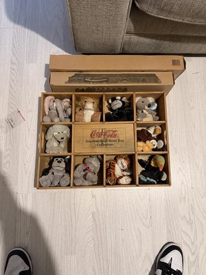 Coca Cola Sitzsack International Collectors Set Holzkiste Beanies mit Etikett
