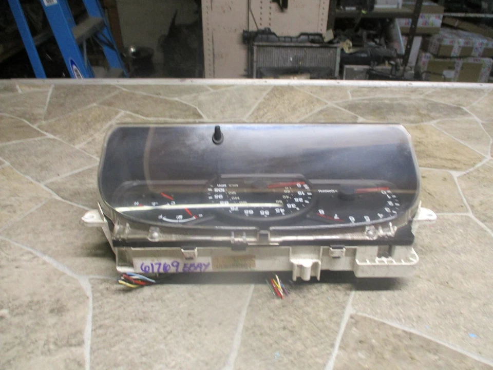 Chevy Geo Tracker 2001-2002 2,5 L, velocímetro OEM Cluster 80.952 millas ABS  Foto 2 de 4