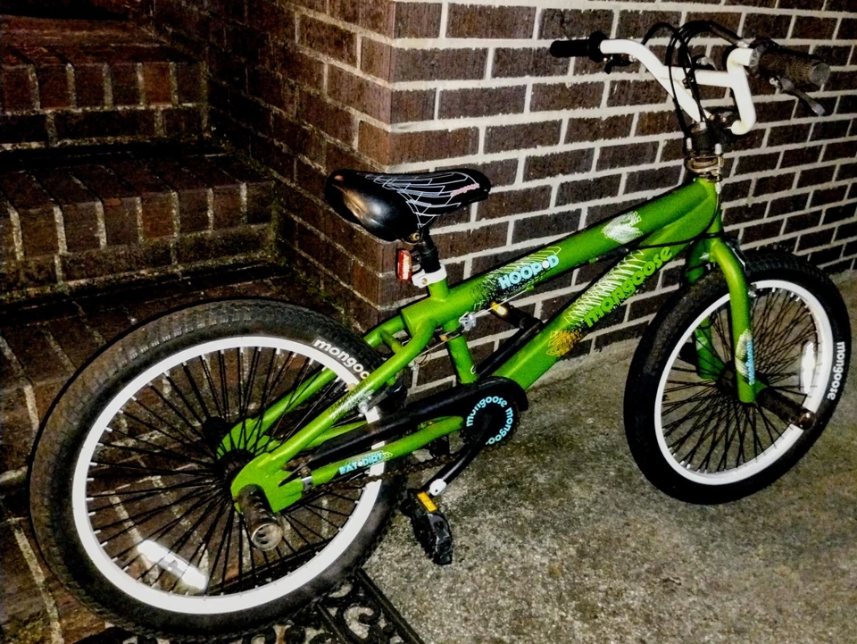 Esta bicicleta BMX Mongoose Hoop D en verde es perfecta para los niños que aman montar. Foto 3 de 4