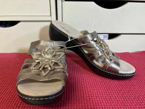 Sandali nuovi con etichette collezione By Clarks Ultimate Comfort taglia 11 oro ecopelle slide