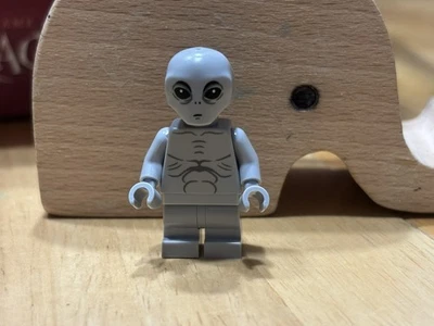 LEGO 21369 X-Files Gray Alien Minifigure - Image 1 of 2