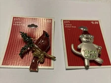 2007 Holiday Lane Beautiful Red Cardinal & Santa Claws Silver Tone Cat Pin