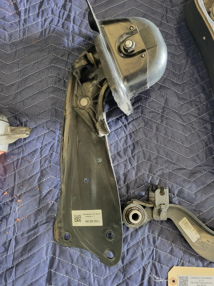 Suspensión trasera rodilla pasajero derecho Volkswagen 2015-2019 Passat 1,8 L usada OEM Foto 4 de 4