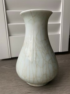 Chinese Export Porcelain White Crackle Glazed Ceramic Vase