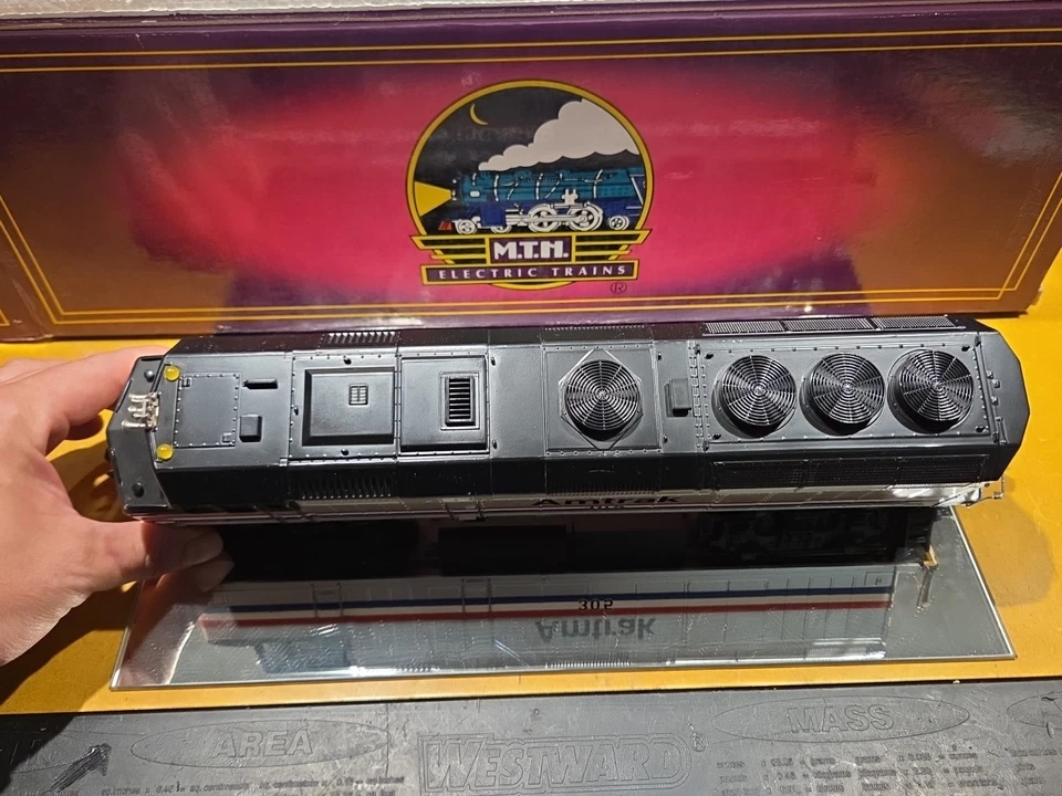 MTH Premier Amtrak #305 F40PH Diesel Engine - With Dallee E Unit 20-2147LP - Image 4 of 4