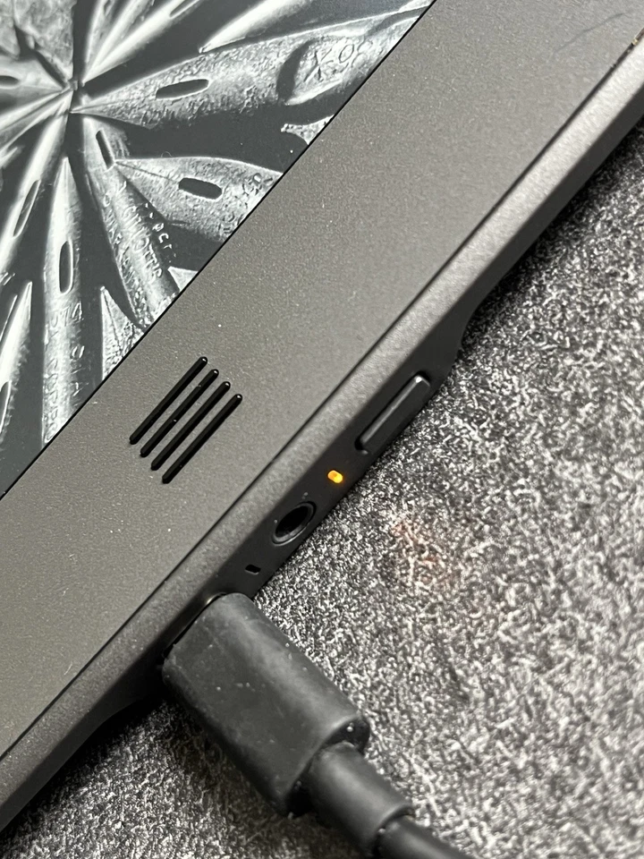 Amazon Kindle Touch 4GB 5in 4th Gen Silver Wi-Fi Model No D01200 Excellent Cond - Image 3 of 4