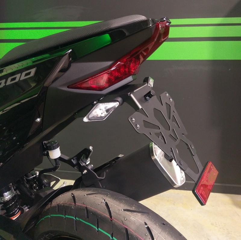 Support de plaque V PARTS noir Kawasaki Ninja 400 avec support réflecteur