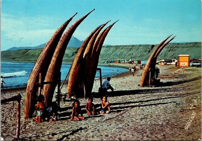 VINTAGE CONTINENTAL SIZE POSTCARD RUSH BOATS ON THE BEACH HUANCHACO PERU 1979