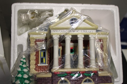 Dept 56 Villaggio Biblioteca Pubblica Villaggio Neve Originale Illuminato 54437 Ritirato Con Scatola - Foto 5 di 8