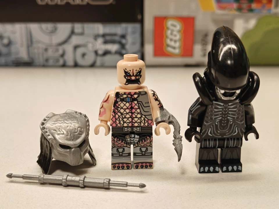 NEW Alien vs Predator: Xenomorph and Yautja Hunter Custom Lego Minifigures - Image 2 of 3