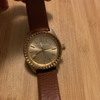 Diesel DZ-5409 Men's Quartz Watch gold tone dial in good working condition 