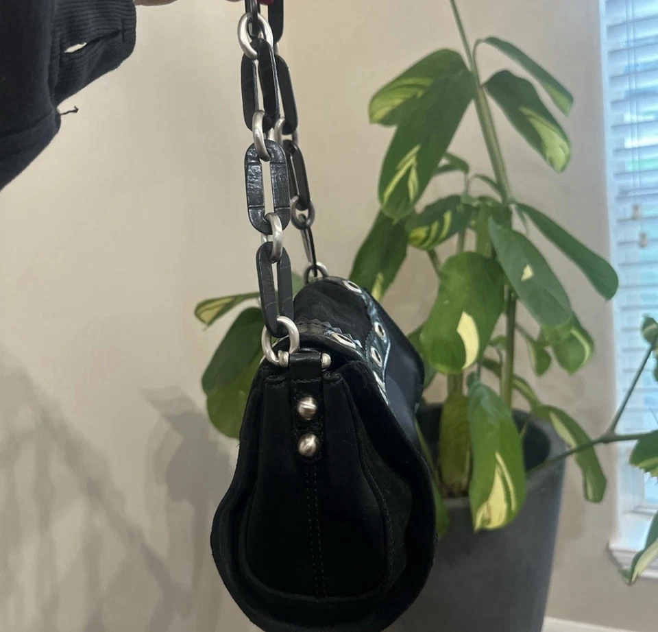 Черная кожаная наплечная сумка Maxximum с серебристой фурнитурой отличное состояние товара - Изображение 4 из 4