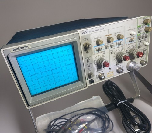 TEKTRONIX 2235 Analogue Oscilloscope , 100 Watts & 2 channels - Picture 2 of 6