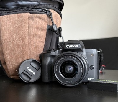 Canon EOS M50 + EF-M 15-45mm Kit Objektiv + 2 Akkus + Tasche (Zubehörpaket)
