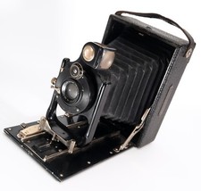 ICA LOLA 136 BELLOWS CAMERA RARE. COULD USE A CLEAN BUT IN SURPRISINGLY GOOD CON