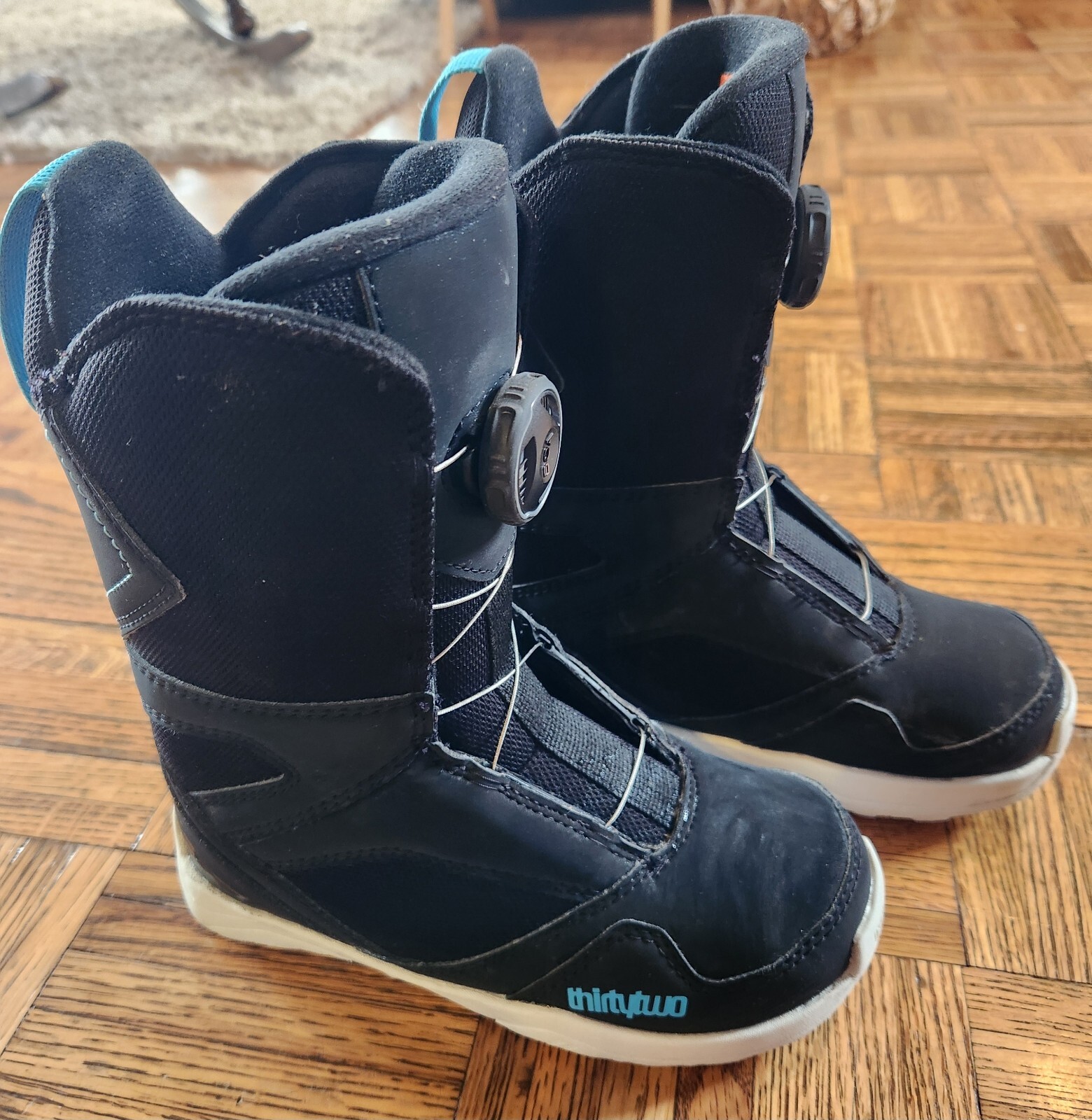 Thirtytwo Kids Boa lace Snowboard Boots Size 2.0  Black/Blue XLNT COND!