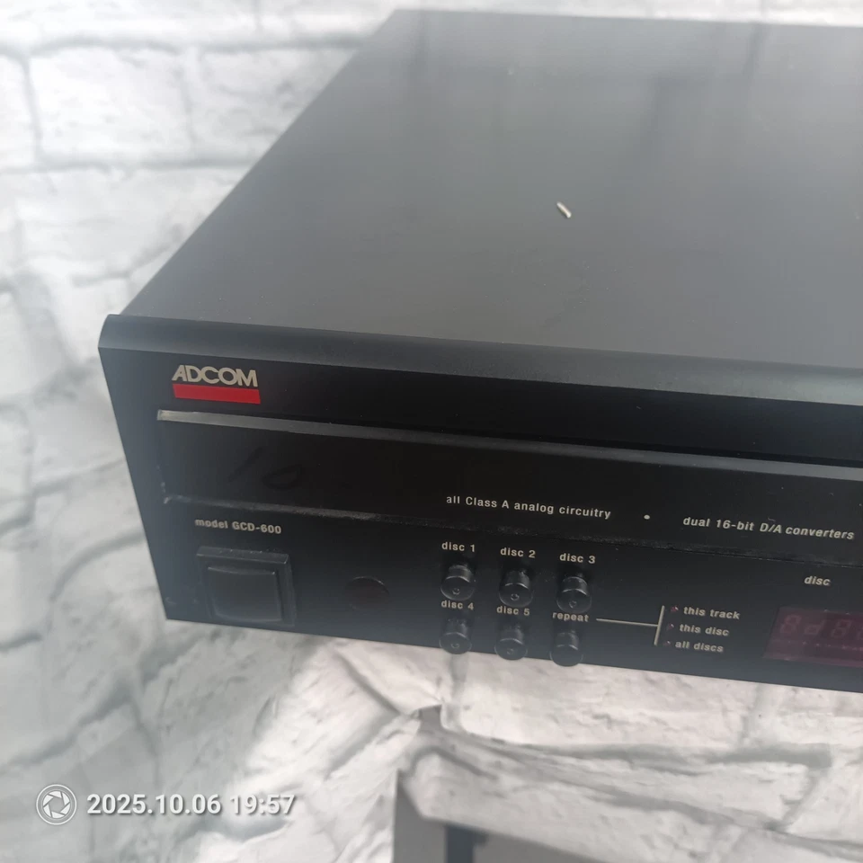 ADCOM GCD-600 5 Disc CD Player Changer (Not Ejecting) Powers on. As IS - Image 2 of 4