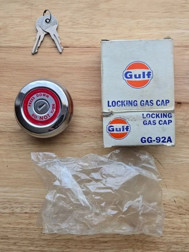 VINTAGE 1963 GULF OIL LOCKING GAS CAP (NEVER USED) w/Box w/NR! L@@K!!!