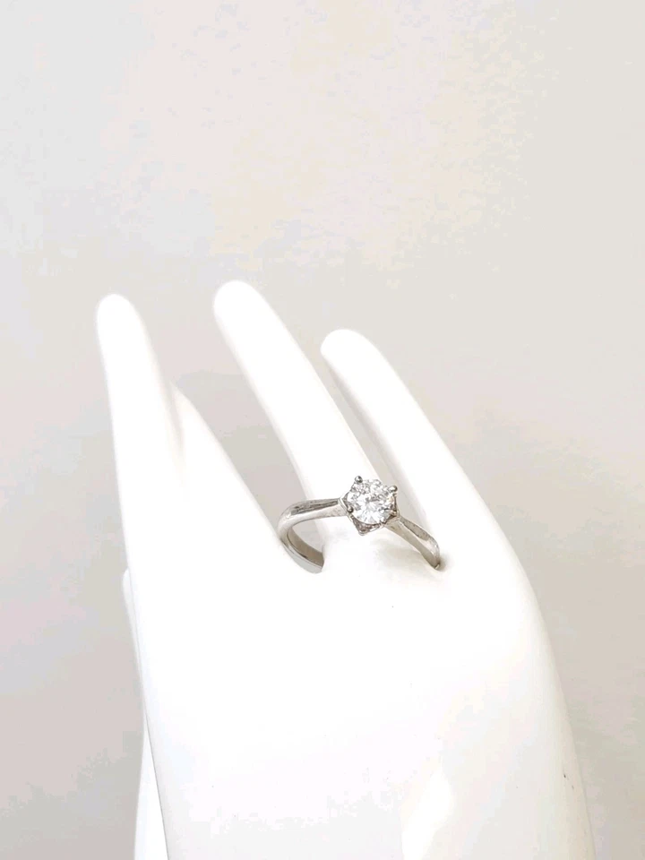 Anillo de compromiso solitario de circonita cúbica de 1 quilate HGE de oro blanco de 18 quilates para dama Foto 4 de 4