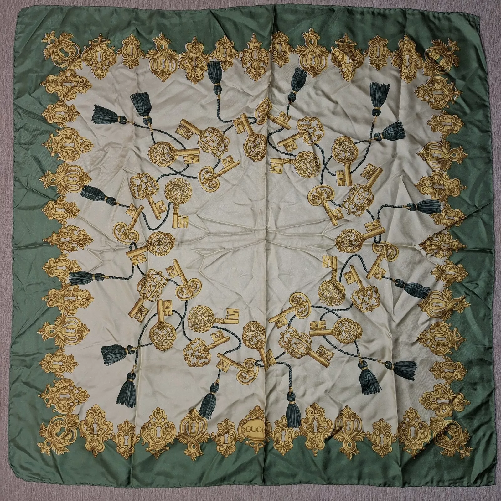Écharpe en soie GUCCI gland clés dorées trou de serrure orné 34