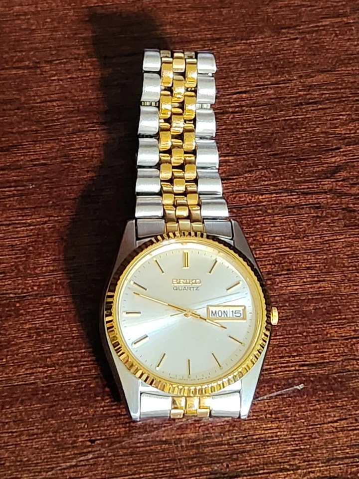 Reloj de cuarzo vintage Seiko para hombre 7N43-8111 fecha día jubileo dos tonos 35 mm 7" Foto 4 de 4