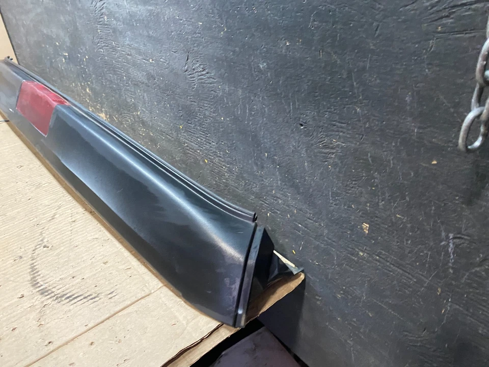 Tercera luz de freno Chevrolet Express 2003 a 2020 alerón U6406 DG Foto 2 de 4