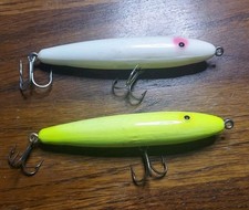  Lot of (2) Unbranded Fishing Lures. 4 Long 