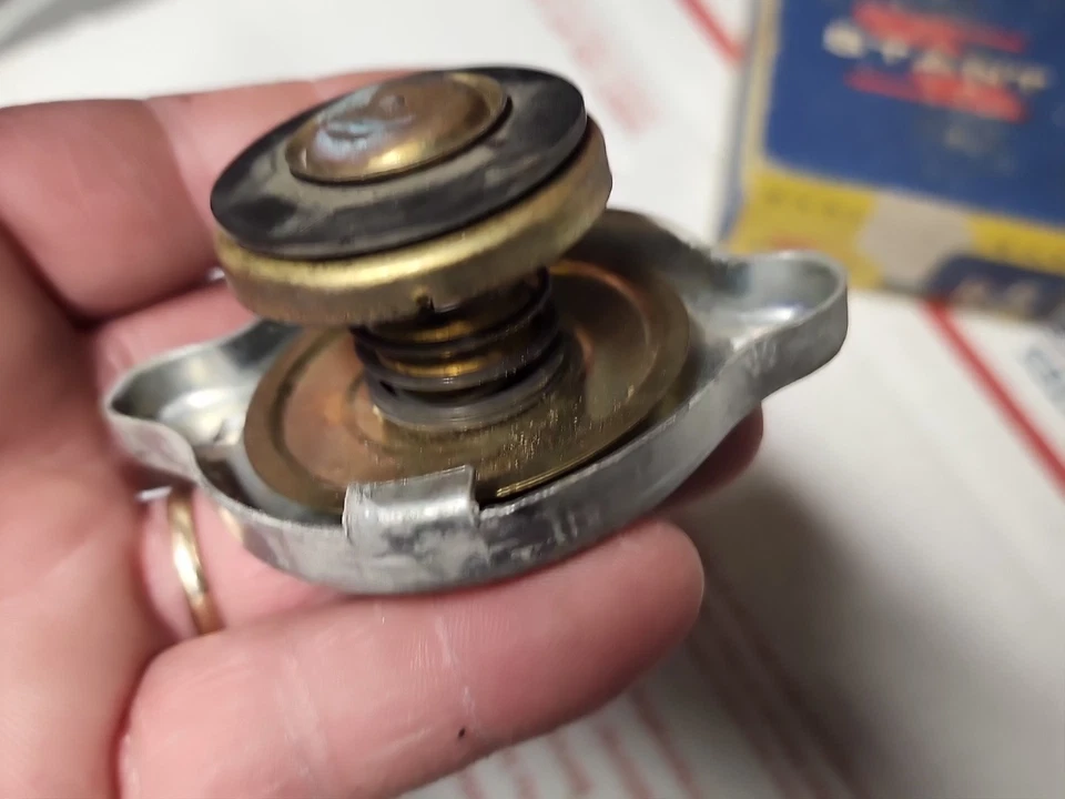 Camión Studebaker 1947-1954 1941-47, Olds Pontiac Stant R-5 tapa radiador NORS Foto 4 de 4