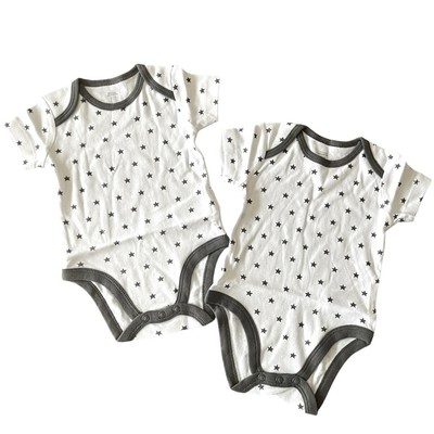 Amazon Essentials Unisex Babies Short Sleeve Bodysuit 3-6 Months Gray Star 2 Pk
