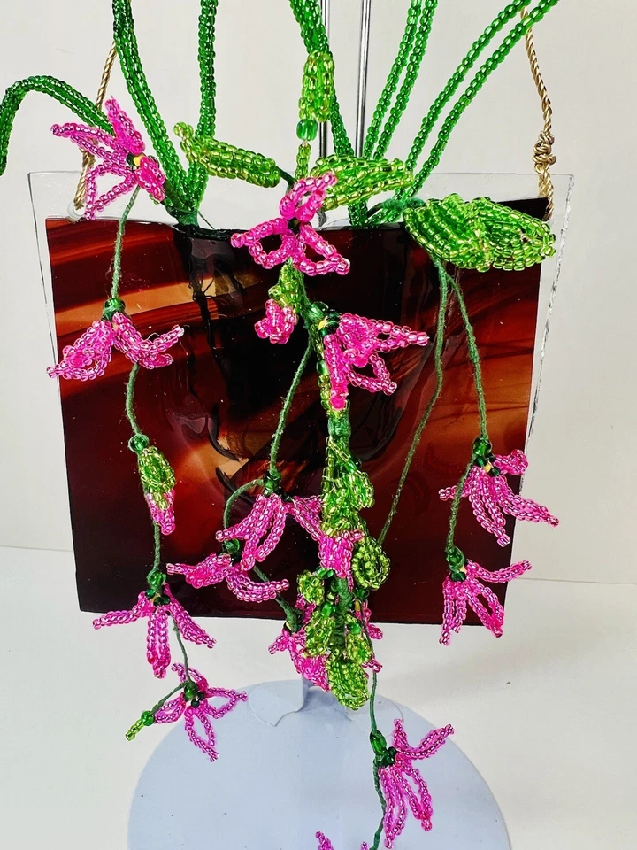 Arreglo de flores colgantes con cuentas francesas en florero de vidrio soplado a mano para colgar en la pared  Foto 2 de 4