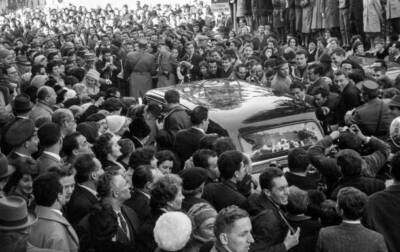 Simeon II of Bulgaria and Margarita Gomez in a car after their- 1962 Old Photo