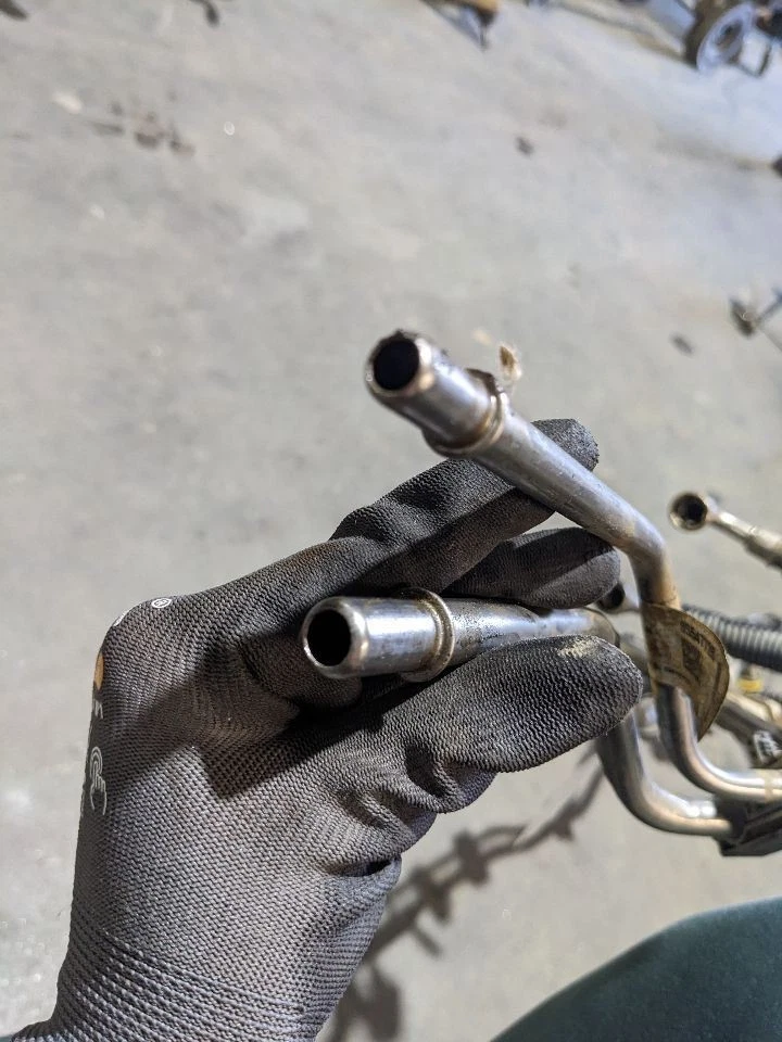 GMC SIERRA 2500 HD 2020-2025 6,6 L diésel enfriador de combustible tren manguera tubería 1180051 Foto 3 de 4