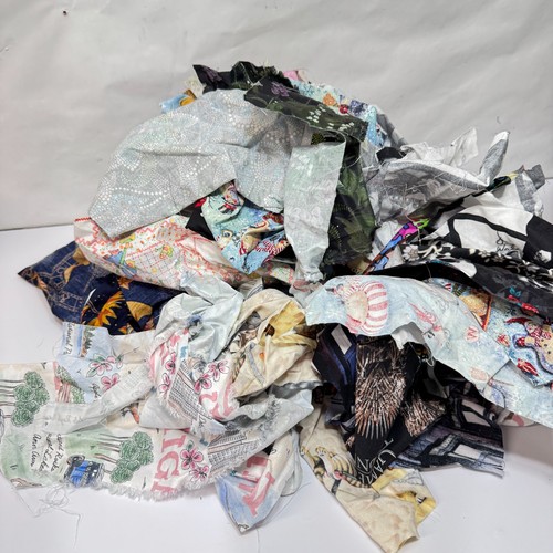 Tutti i Tessuti COTONE Scrap Box Tessuto 4 LBS Tessuto Personaggio Trapunta Tessuto Piccolo PC - Foto 6 di 12