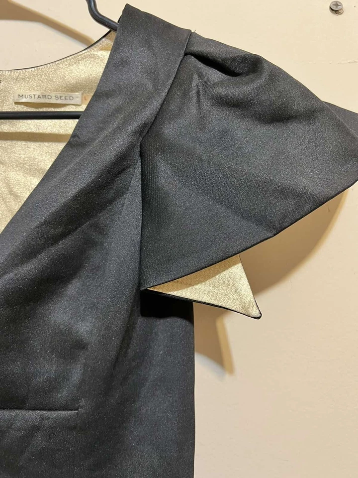 Mustard Seed Black Dress with Gold Color Accents With Cutout Back Size Large - Imagem 3 de 4