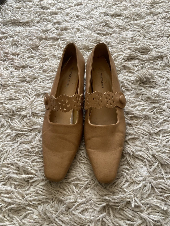 Newport News Tacones Gatito Cuero Camel 8.5 M Correa Floral Beige Tostado Foto 3 de 4