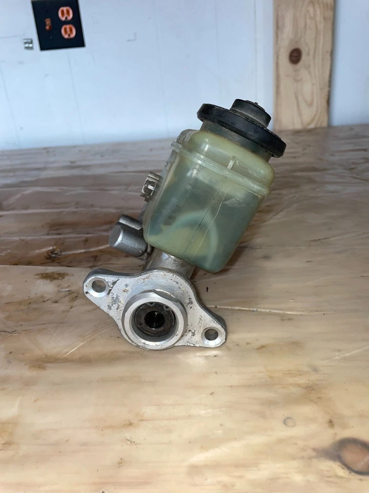 Toyota 4Runner Sr5 1996-2002 OEM cilindro maestro de freno con depósito de líquido Foto 2 de 4