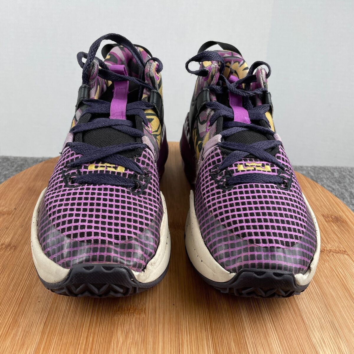 Nike Lebron Witness 7 SE GS Lakers Graffiti FD 0209-001 Size Nike Lebron Witness 7 SE GS Lakers Graffiti FD 0209-001 Size