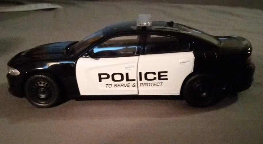 Welly 2016 Dodge Charger R/T Police 1:24 Diecast Model Car  - Image 4 of 4