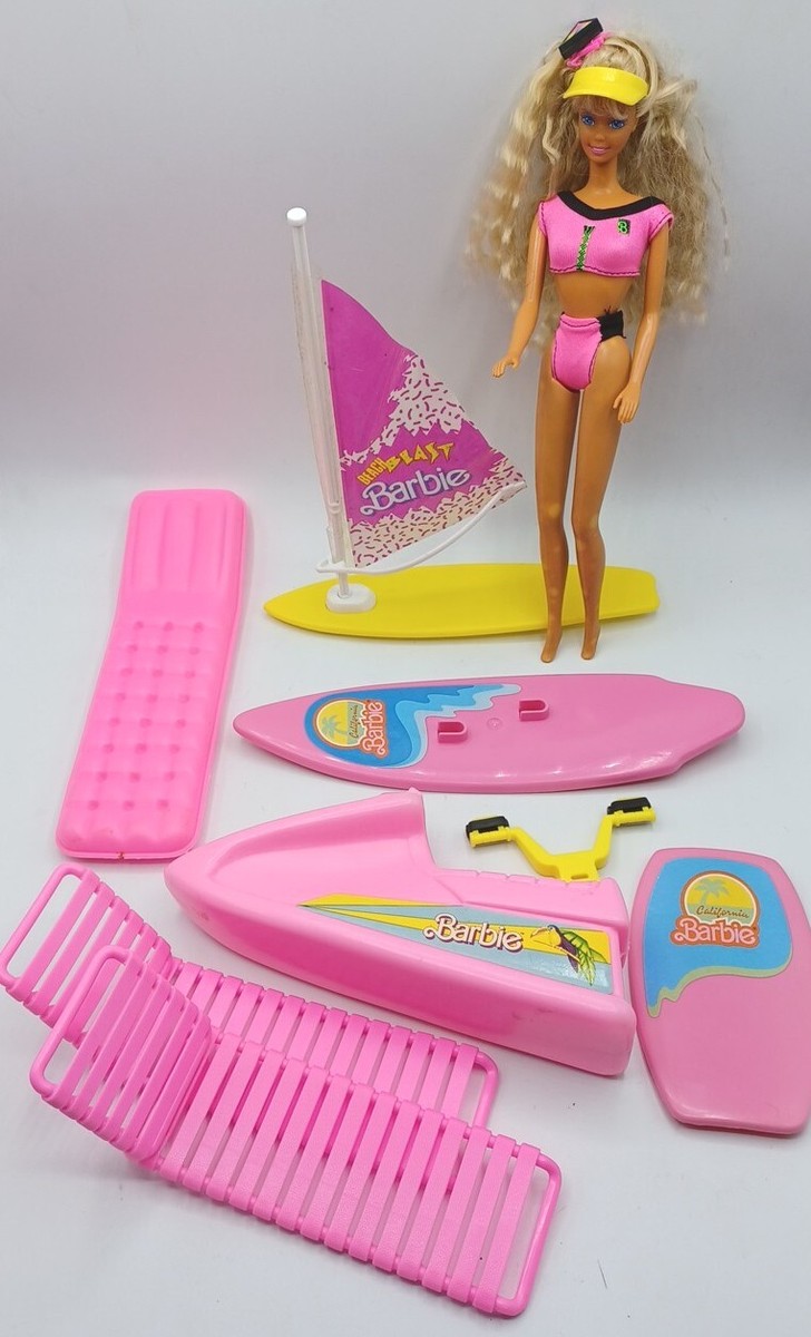 1989 Beach Blast Barbie Crimped Hair w Swimsuit Yellow Frisbee