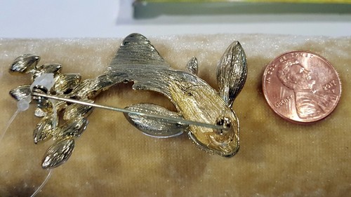 Beautiful decorative Brooch Pin Comet Goldfish Crystals New - Picture 5 of 5