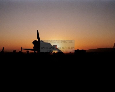 SPACE SHUTTLE DISCOVERY GROUND CREW SERVICING AT EDWARDS AFB 1985 8X10 PHOTO