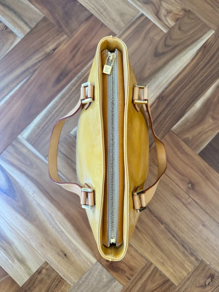 AUTHENTIC Louis Vuitton Vinyl Purse - Hand bag - 90's Fashion - Super Cute - Image 3 of 4