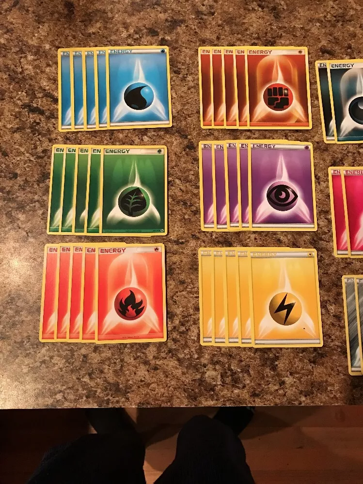 Kit Carta Pokémon 90 Energias com 10 de cada elemento (Grama, Fogo, Água,  Raio, Psíquico, Lutador, Escuridão e Fada)