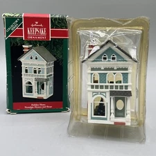 1990 Hallmark Ornament Holiday Home 7th in Nostalgic Houses And Shops QX469-6