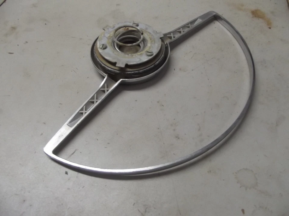 Ford Horn Button Surround 1953 convertible usado de colección Foto 4 de 4