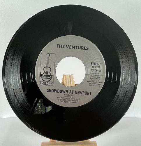 THE VENTURES 45 RPM SURFIN' & SPYIN' / SHOWDOWN AT NEWPORT—EX - Imagen 4 de 4